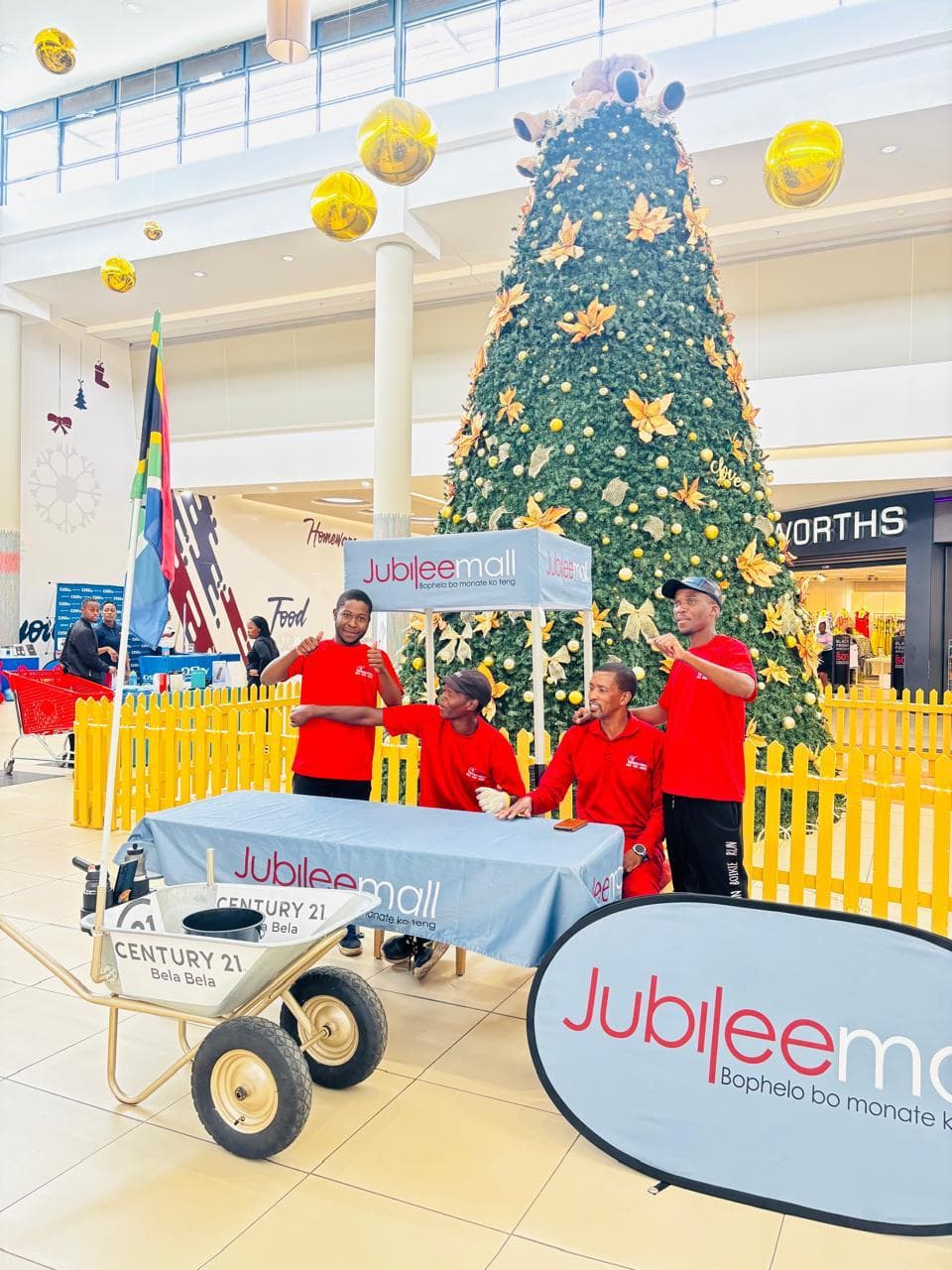 Giant Jubilee Mall Christmas Tree & Display